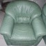 4-fauteuils-vert-en-cuir-petit-canape-blanc-casse