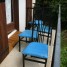 4-chaises-design-bleues-avec-dossier-metal-noir