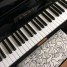 piano-droit-kawai-noir-brillant-et-tabouret-noir