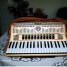 accordeon-touches-piano