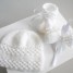 bonnet-chaussons-blancs-tricot-laine-fait-main