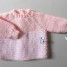 brassiere-manches-raglan-tricot-bebe-rose-blanc-tricotee-main