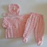 ensemble-tricot-bebe-modele-layette-tricote-main-sur-opla